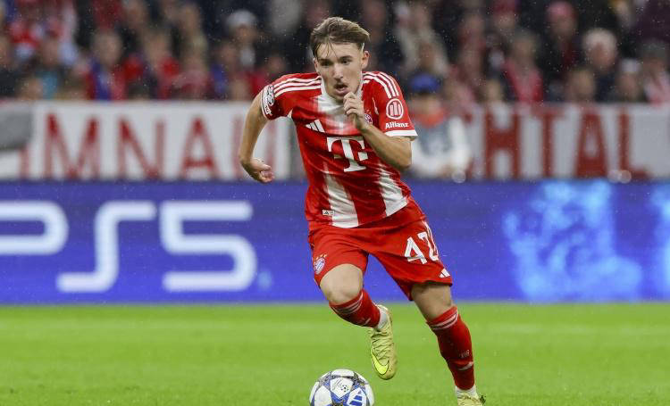 17岁边锋崛起：不断刷新欧冠德甲纪录，天赋绽放背后依靠孔帕尼的支持